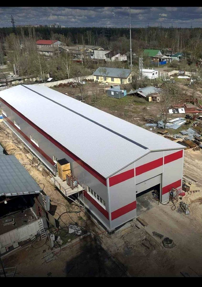 Аэросъёмка длинного производственного корпуса площадки